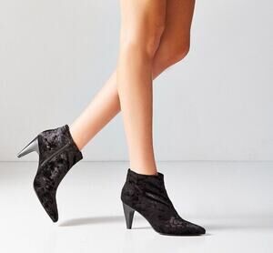 Vagabond Black Velvet Suede Eshter Pointed Toe Ankle Heeled Booties SZ 6 (36)